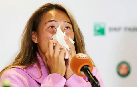 一轮游！2026法网女单首轮：郑钦文0比2出局 泪洒发布会